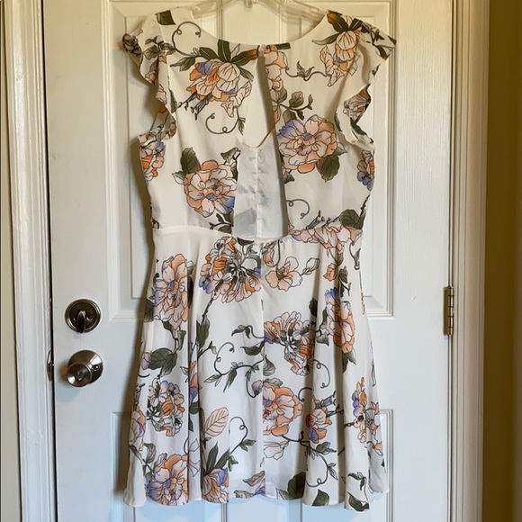 Lulu’s white floral mini dress - Picture 2 of 4